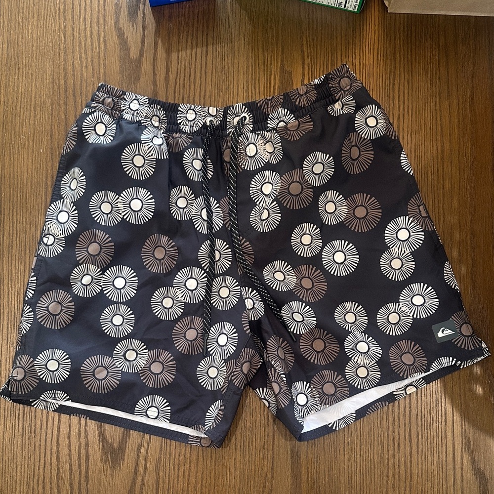 Quiksilver Men's Lined Black and Gray Patterned Swim Trunks